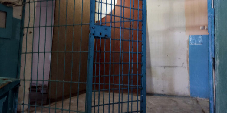 Токмоктогу абакта жашы жете элек кызга ыплас аракеттерди жасоого шектүү асынган абалда табылды