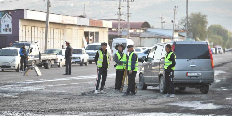 Акылбек Жапаров Жалал-Абад шаарындагы көчөлөрдүн абалын көрдү (сүрөт)