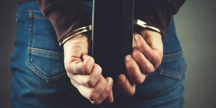 Милиция: «Бишкекте маршруткада телефон уурдаган 3 чөнтөкчү кармалды»