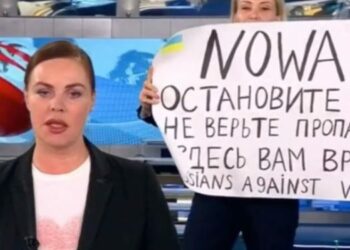 «Время» берүүсүнүн эфиринде согушту токтотууга чакырган кызматкерге сот өкүм чыгарды