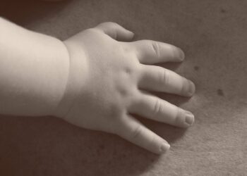 «Боору жарылып кеткен». Чүйдө 2 жаштагы баланын өлүмүнө апасы менен жолдошу шектелип жатат