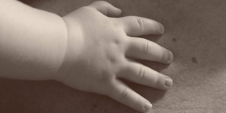 «Боору жарылып кеткен». Чүйдө 2 жаштагы баланын өлүмүнө апасы менен жолдошу шектелип жатат