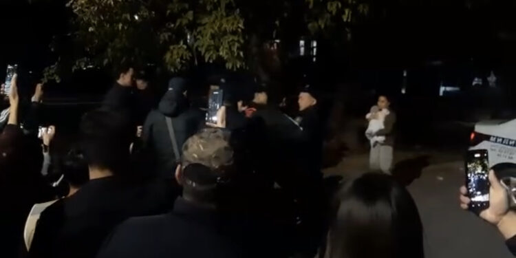 Өлүккананын алдында Көлбаевдин туугандары менен милициянын ортосунда чыр чыкты (видео)