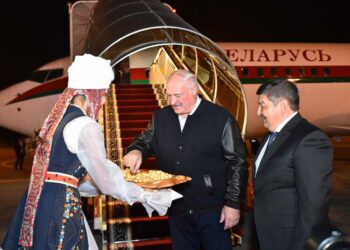 Беларустун президенти Александр Лукашенко Кыргызстанга келди