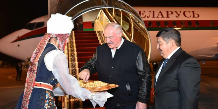 Беларустун президенти Александр Лукашенко Кыргызстанга келди