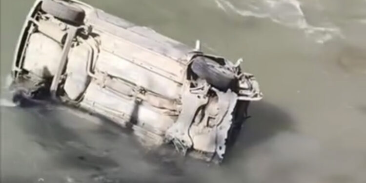 Бишкекте каналга түшүп кеткен унаанын видеосу тарады