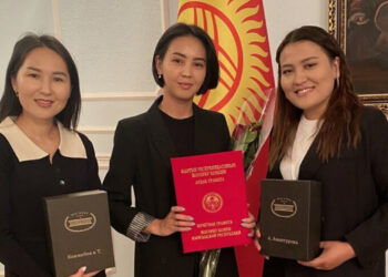 СЕРЕП МЕДИА маалымат агенттигинин кабарчысына төрага Жогорку Кеңештин Ардак грамотасын тапшырды