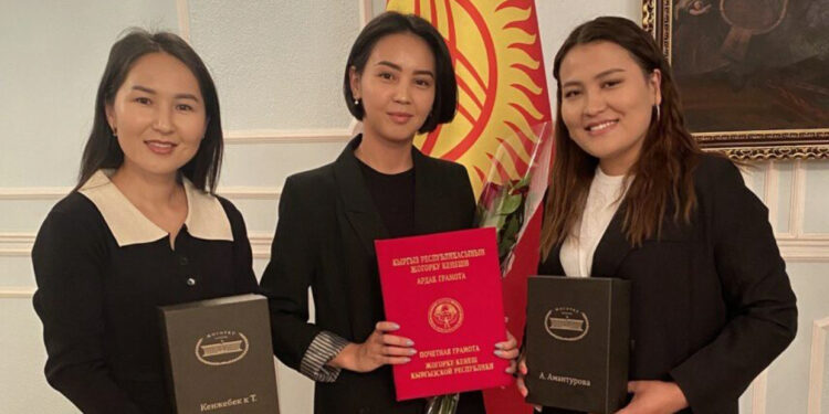 СЕРЕП МЕДИА маалымат агенттигинин кабарчысына төрага Жогорку Кеңештин Ардак грамотасын тапшырды