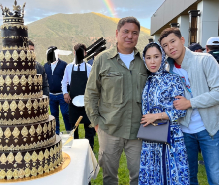 Таажылуу торт… Интернетте Камчы Көлбаевдин уулуна таандык делген аккаунтта сүрөттөр жарыяланды