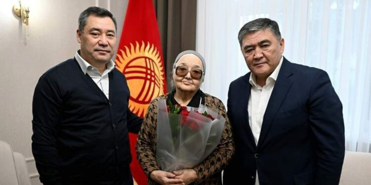 Жапаров менен Ташиев Исхак Раззаковдун кызы менен жолугуп, батир белек кылды (сүрөт)