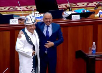 Депутат Икрамовго Жогорку Кеңеште чапан жаап, калпак кийгизишти