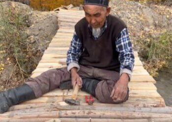 Ноокаттык карыянын өз күчү менен көпүрө салып жаткан видеосу жарыяланды