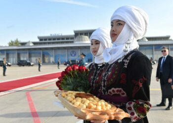 Сизге жактыбы? Бул сапар президенттерди элечекчен кыздар тосуп алууда (сүрөт)