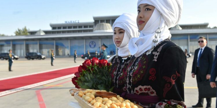 Сизге жактыбы? Бул сапар президенттерди элечекчен кыздар тосуп алууда (сүрөт)