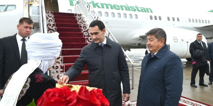 Түркмөнстандын президенти Сердар Бердымухамедов Кыргызстанга келди (видео)