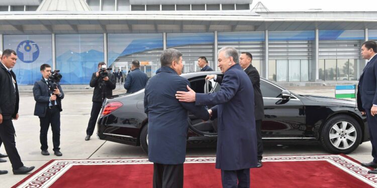 Өзбекстандын президенти Кыргызстанга келди (видео)