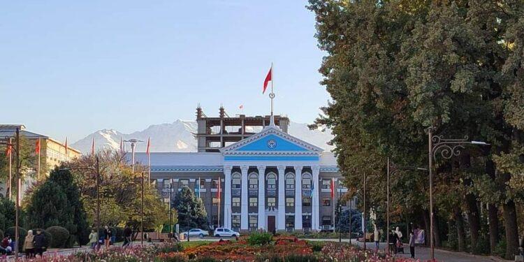 Бишкек мэриясынын артында курулуп жаткан имарат тоонун көрүнүшүн жаап калышы нааразычылык жаратты