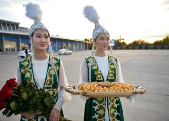 ШКУнун жыйынына келген конокторду тосуп алган сулуулар көпчүлүктү суктантты