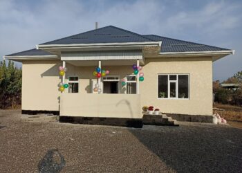 Кара-Суунун жаштары муктажга үй куруп беришти. Бул үчүнчү там (сүрөт)