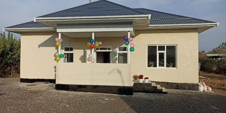 Кара-Суунун жаштары муктажга үй куруп беришти. Бул үчүнчү там (сүрөт)