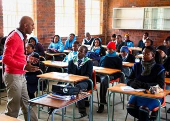 Түштүк Африкада балдары мектептен качкан ата-энелер эркинен ажыратылат