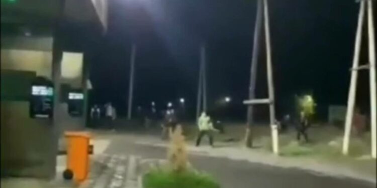 Кара-Балтадагы массалык мушташтан өспүрүм ок жеди (видео)