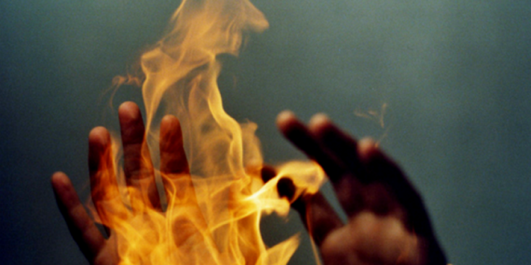 Чүйдө аял өзүнө өрт койду