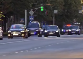 Коштоп жүргөн унааларды санап көрүңүз. Путиндин кортежинин видеосу