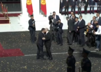 «Салам, аскер!». Путин тизилген Ардак кароол менен учурашты (видео)