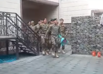 «Арстаным келди». Аскерден келген уул көпчүлүктүн жүрөгүн элжиретти (видео)