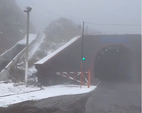 Төө-Ашууда кар жаап, жол туман болуп жатат (видео)
