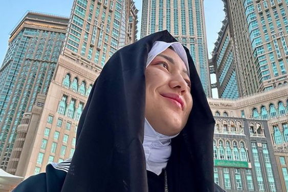 Мээрим Жуманазарова Меккеге барды (сүрөт)