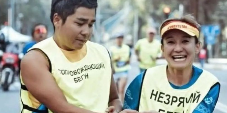 Көзү азиз жөө күлүк Гүлназ Жүзбаева коло медаль тагынды