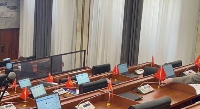 Жогору Кеңеште ар бир депутаттын столуна желек коюлду. Самыйкожо себебин түшүндүрдү