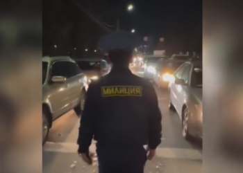 «Биз да үйүбүзгө баргыбыз келет». Жол тескөөчү тыгында турган айдоочуларга сигнал берүүнүн кажети жоктугун түшүндүрдү