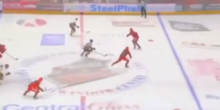 «Коньки кекиртегин кесип кеткен». Англиялык хоккейчи беттеште каза болду (видео)