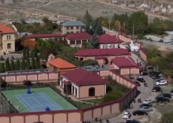 Камчы Көлбаевдин Чолпон-Атадагы үйүнүн бийиктиктен көрүнүшү