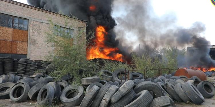 Бишкекте кампада дөңгөлөктөрдөн чыккан өрт чектөөгө алынды (видео)