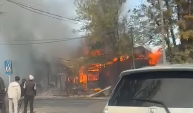 Бишкектеги «Ак бата» чайканасынан өрт чыкты (видео)