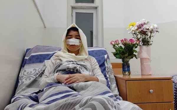 «Көзүңдү оюп алам» деп жатты». Кулак-мурду кескиленген келин шектүүнүн өмүр бою эркинен ажыратылышын талап кылды