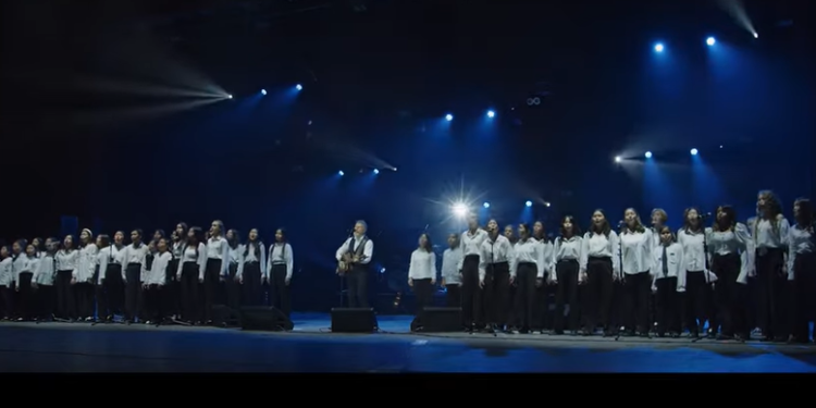 Леонид Агутин Бишкекте балдар хору менен дуэт ырдады (видео)