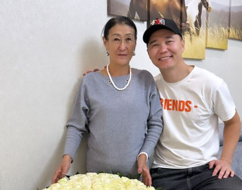 Ырчы Жонни апасынын туулган күнүндө үй белек кылды (видео)