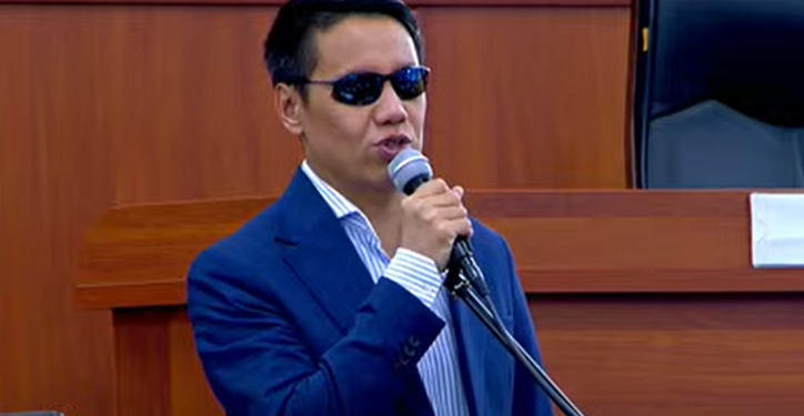 «Баланы үйгө жалгыз таштайбы?». Бекешев 2 күн онлайн окуу жалгыз бой энелерге оорчулук жаратарын айтты