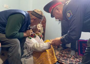 Баткенде бир кылымдан ашык жашаган 3 энеге акчалай жардам көрсөтүлдү (сүрөт)