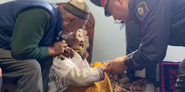 Баткенде бир кылымдан ашык жашаган 3 энеге акчалай жардам көрсөтүлдү (сүрөт)