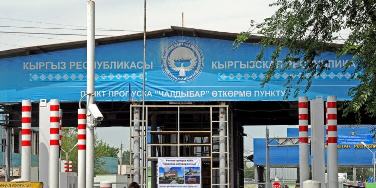 Кыргыз-казак чек арасында ишкерлерден акча алган шектүүлөр кармалды