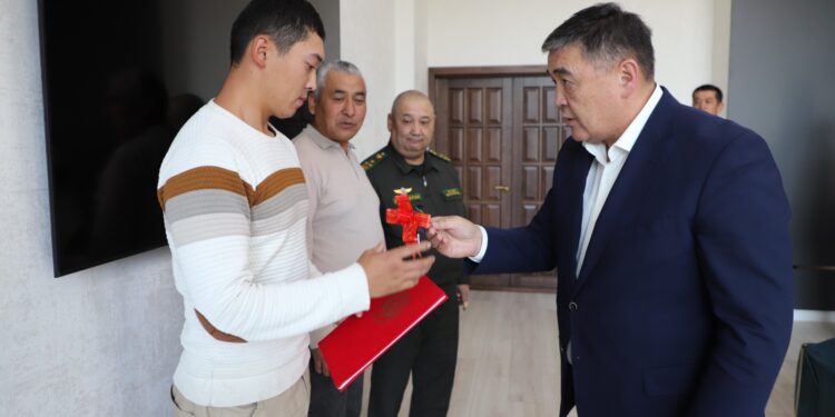 Ташиев чек арадагы кагылышууда көзүнөн ажыраган чек арачыга 2 бөлмөлүү батир берди