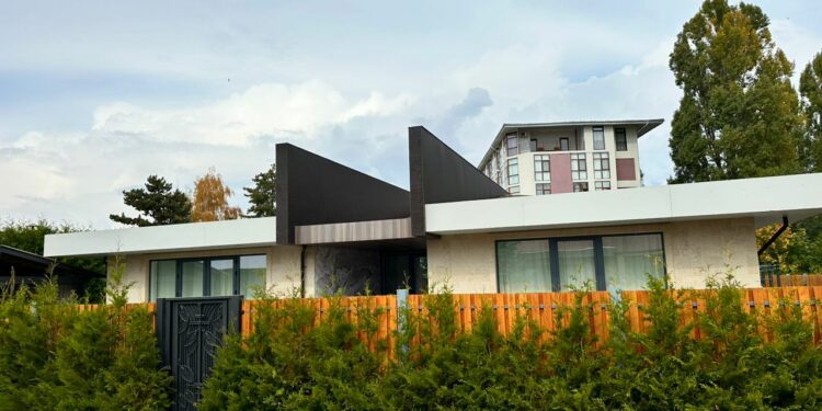 Соода борбор, коттедж… УКМК Көлбаевдин кылмыш жолу менен алынган мүлктөрүн аныктоону улантууда