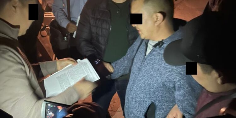 «Зордуктоо фактысын жабуу үчүн». Токмокто милиция кызматкери 178 миң сом пара алууга шектелип кармалды