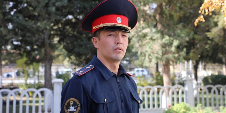 Кылмыштуулук менен күрөшүп, ыр да жазган милиция кызматкери